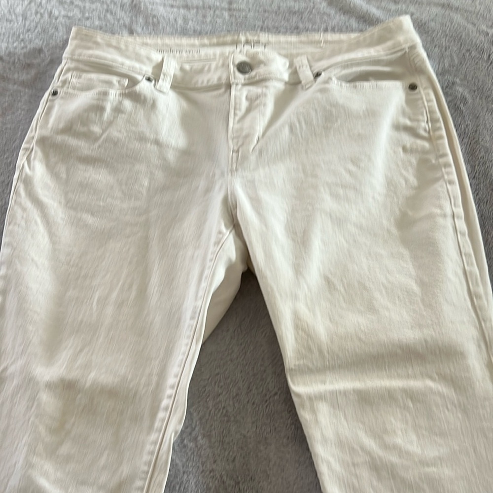 Ann Taylor Loft modern crop white jeans    Size 31 or 12 petite